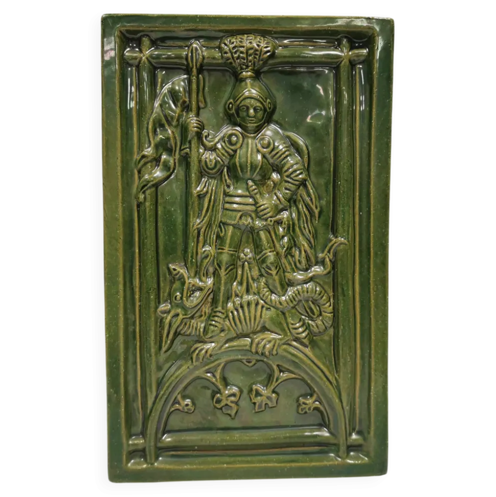 Carreau ancien en faïence verte, motif de Saint Georges et du dragon