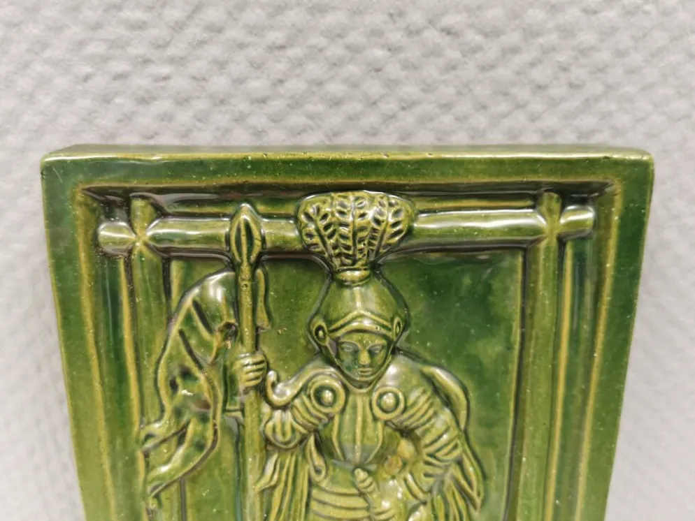 Carreau ancien en faïence verte, motif de Saint Georges et du dragon