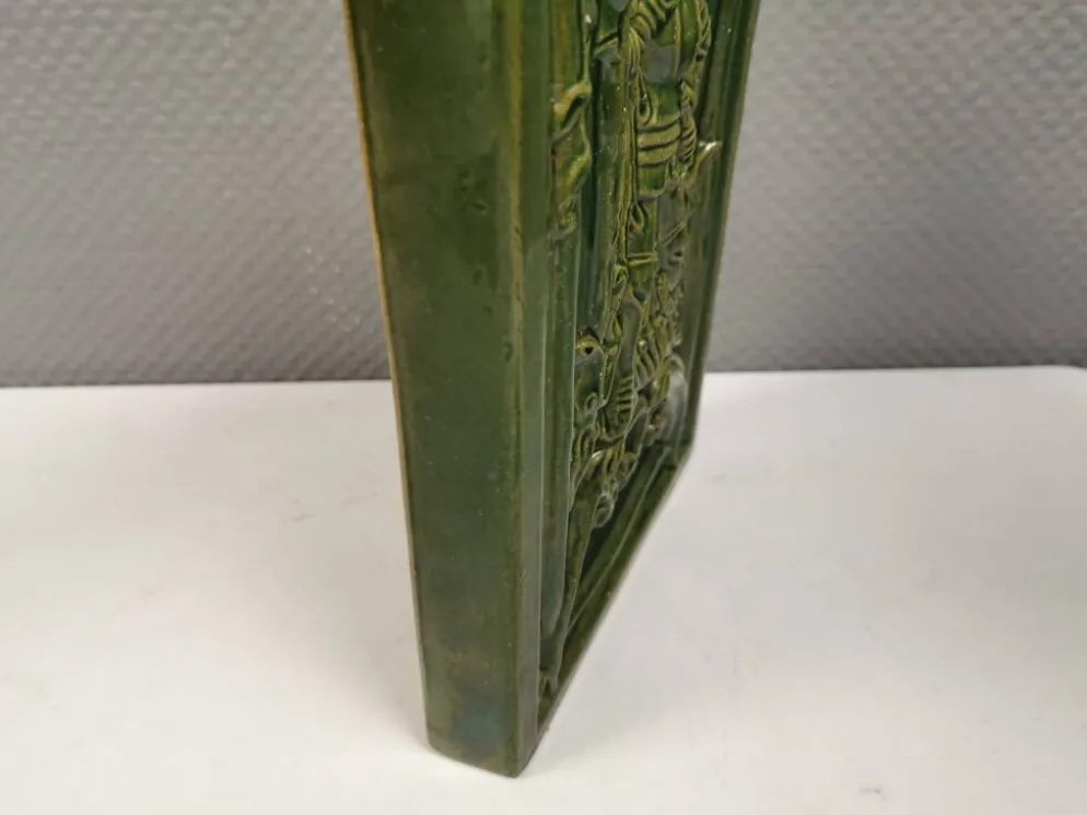 Carreau ancien en faïence verte, motif de Saint Georges et du dragon