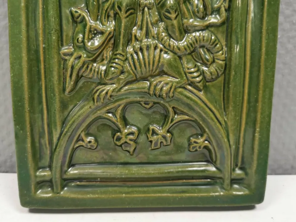 Carreau ancien en faïence verte, motif de Saint Georges et du dragon