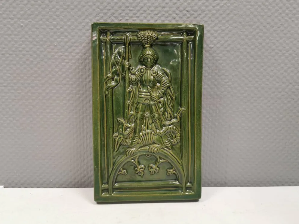Carreau ancien en faïence verte, motif de Saint Georges et du dragon