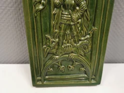 Carreau ancien en faïence verte, motif de Saint Georges et du dragon