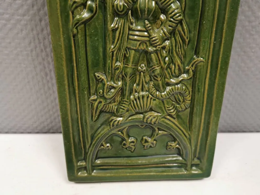 Carreau ancien en faïence verte, motif de Saint Georges et du dragon