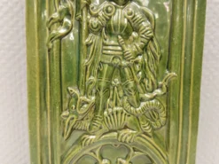 Carreau ancien en faïence verte, motif de Saint Georges et du dragon