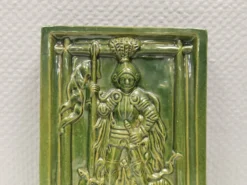 Carreau ancien en faïence verte, motif de Saint Georges et du dragon