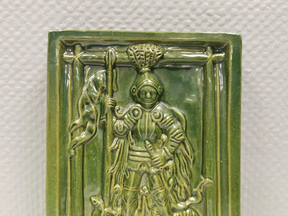 Carreau ancien en faïence verte, motif de Saint Georges et du dragon
