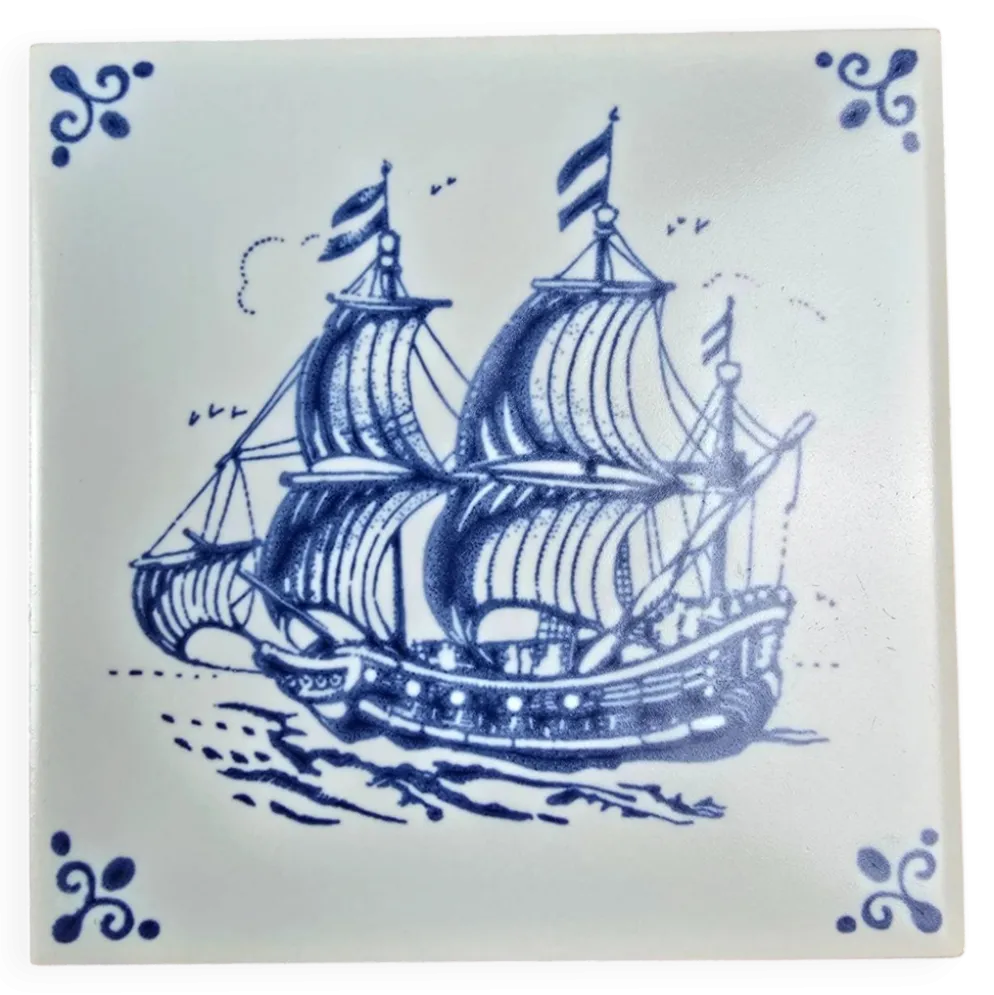 Carreau ancien Royal Mosa Holland – Voilier bleu Delft – Faïence vintage