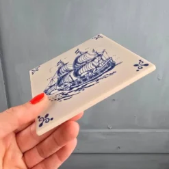 Carreau ancien Royal Mosa Holland – Voilier bleu Delft – Faïence vintage