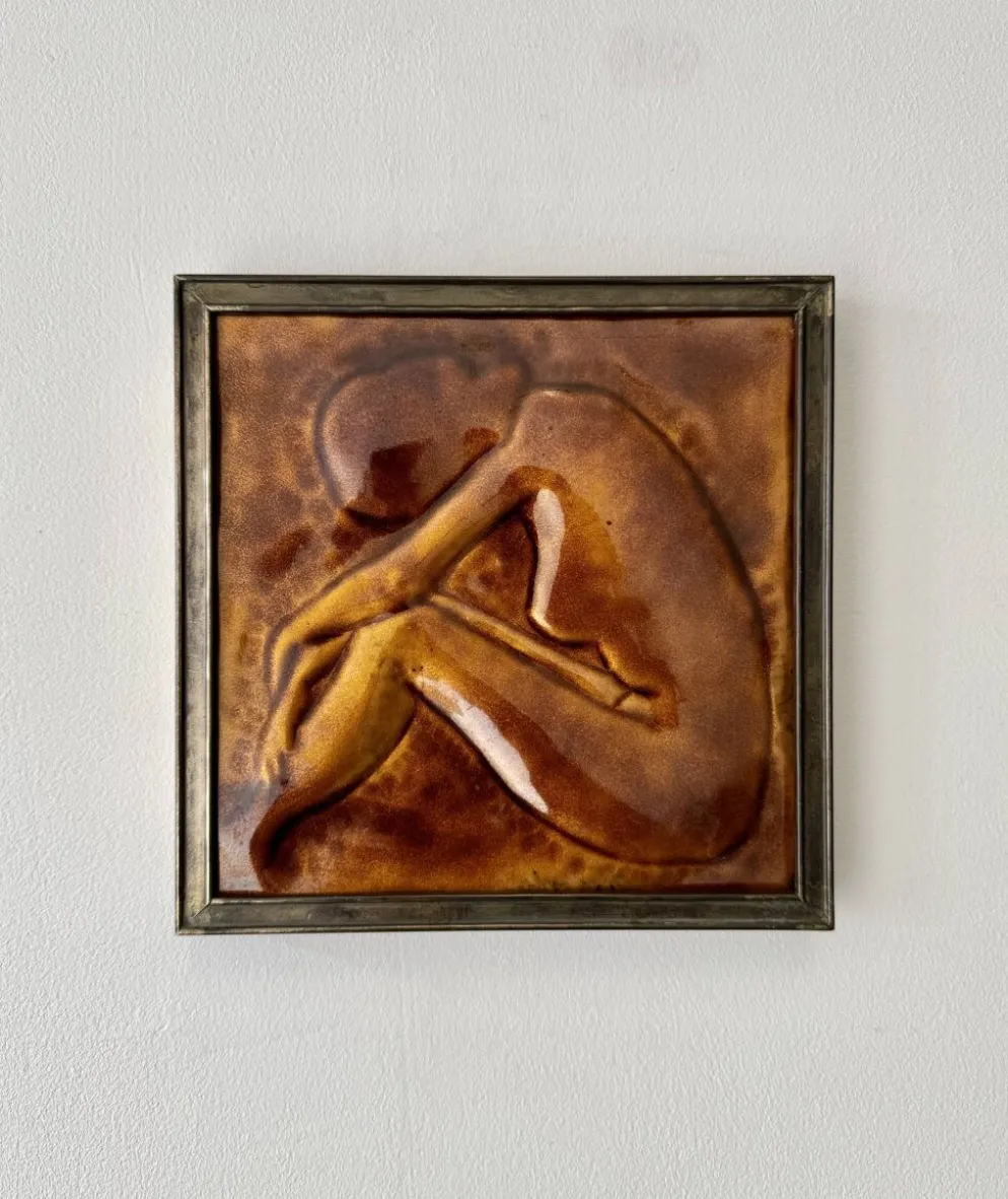 Carreau en céramique vintage en relief figurant une femme encadrée