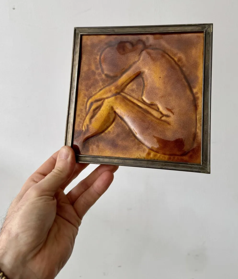Carreau en céramique vintage en relief figurant une femme encadrée