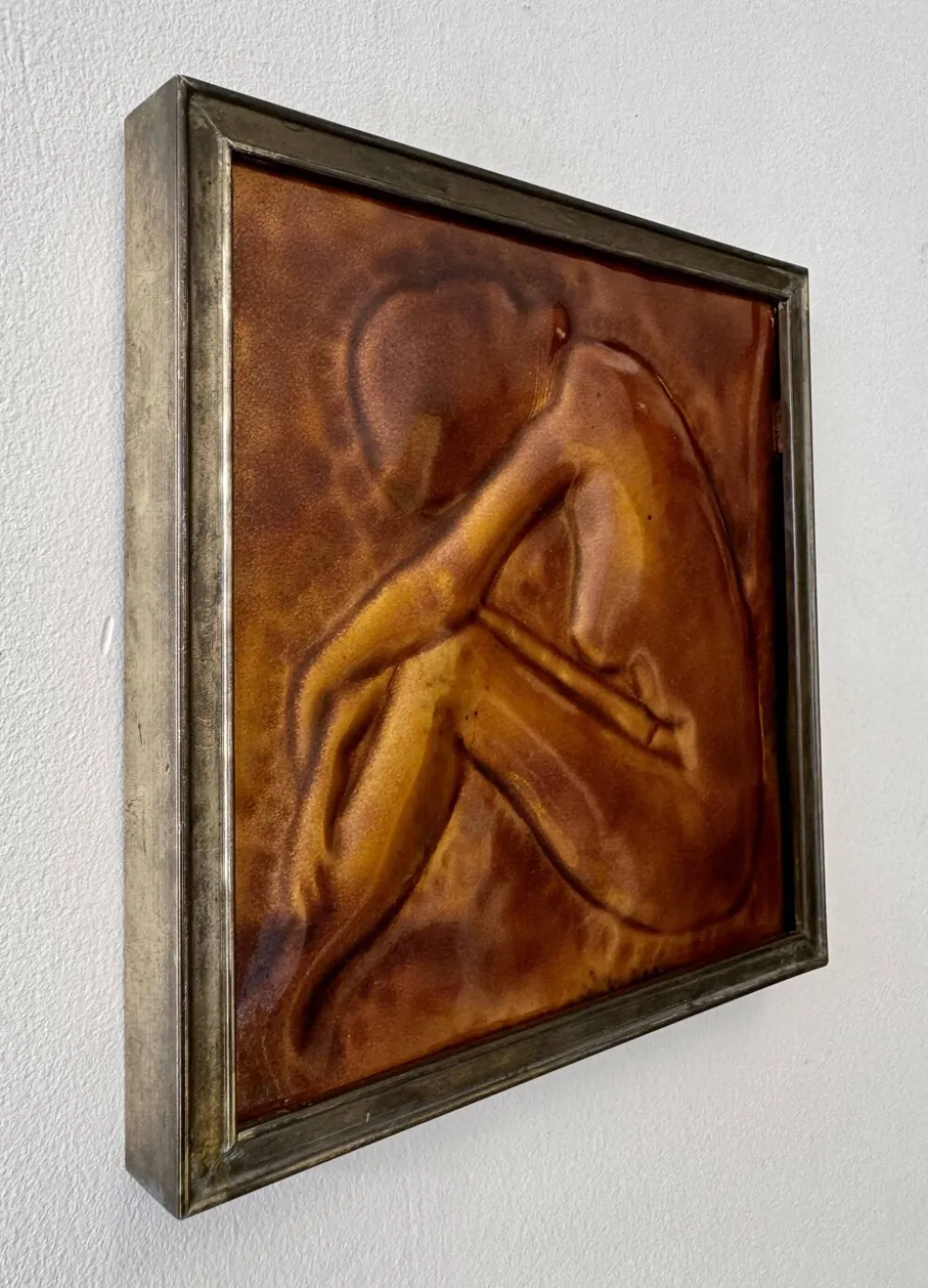 Carreau en céramique vintage en relief figurant une femme encadrée