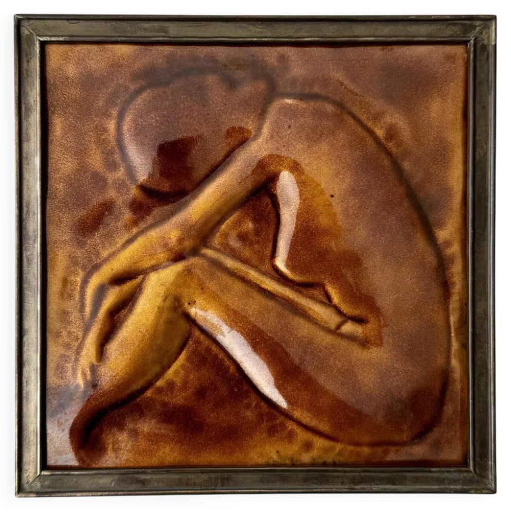 Carreau en céramique vintage en relief figurant une femme encadrée