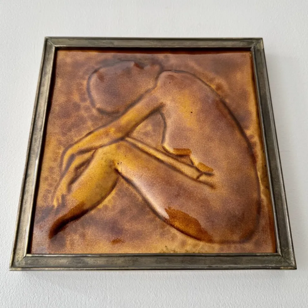 Carreau en céramique vintage en relief figurant une femme encadrée