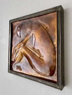 Carreau en céramique vintage en relief figurant une femme encadrée