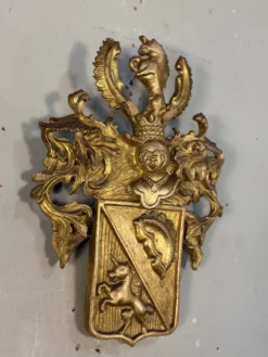 Cartouche héraldique en bois sculpté et doré, Belgique, XIXe siècle