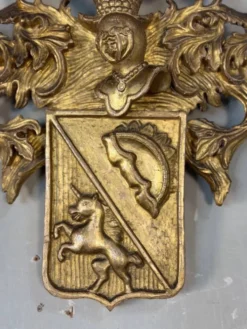Cartouche héraldique en bois sculpté et doré, Belgique, XIXe siècle