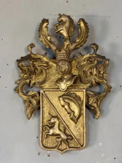 Cartouche héraldique en bois sculpté et doré, Belgique, XIXe siècle