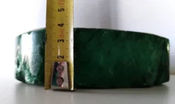 Cendrier brutaliste en albâtre vert émeraude par Romano Bianchi – Italie