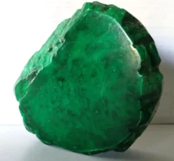 Cendrier brutaliste en albâtre vert émeraude par Romano Bianchi – Italie