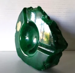 Cendrier brutaliste en albâtre vert émeraude par Romano Bianchi – Italie