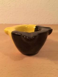 Cendrier céramique bicolore jaune et noir années 50 vintage