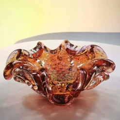 Cendrier des années 1950 en verre de Murano avec des finitions dorées.