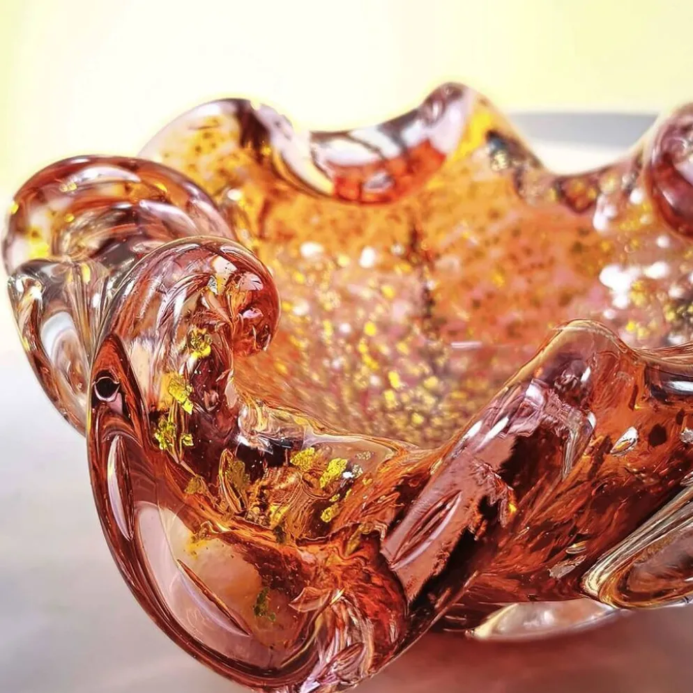 Cendrier des années 1950 en verre de Murano avec des finitions dorées.