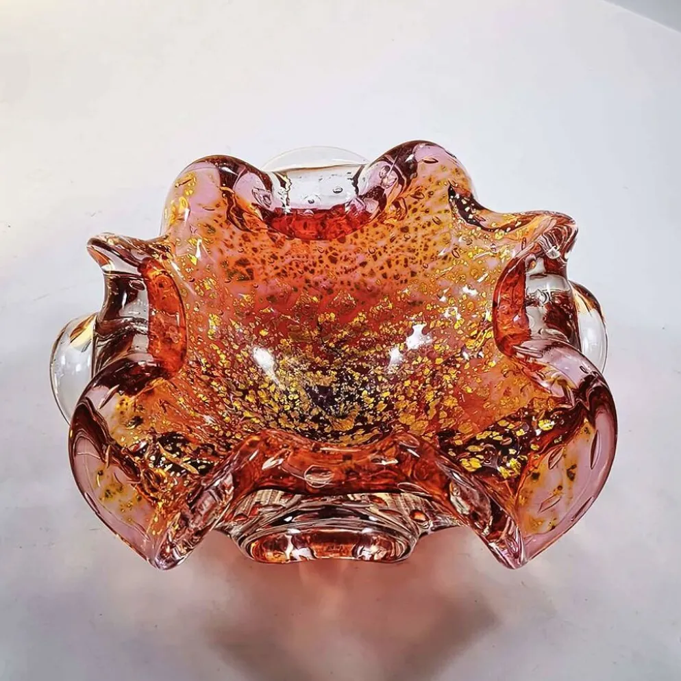 Cendrier des années 1950 en verre de Murano avec des finitions dorées.