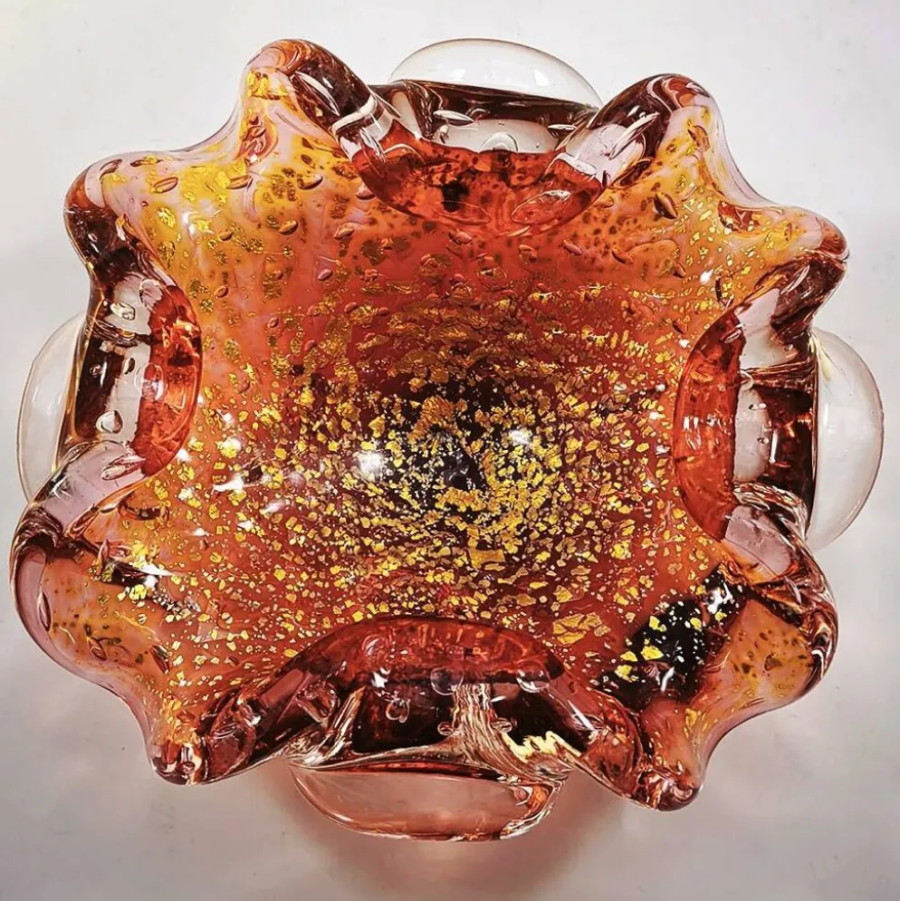 Cendrier des années 1950 en verre de Murano avec des finitions dorées.