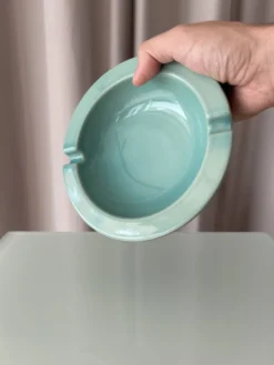 Cendrier en poterie vintage – Émail aqua / vert céladon – Années 1970