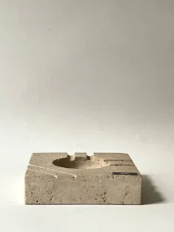 Cendrier en travertin sculpté Fratelli Manelli, Italie 1970