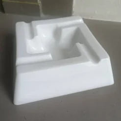 Cendrier en verre blanc, années 70