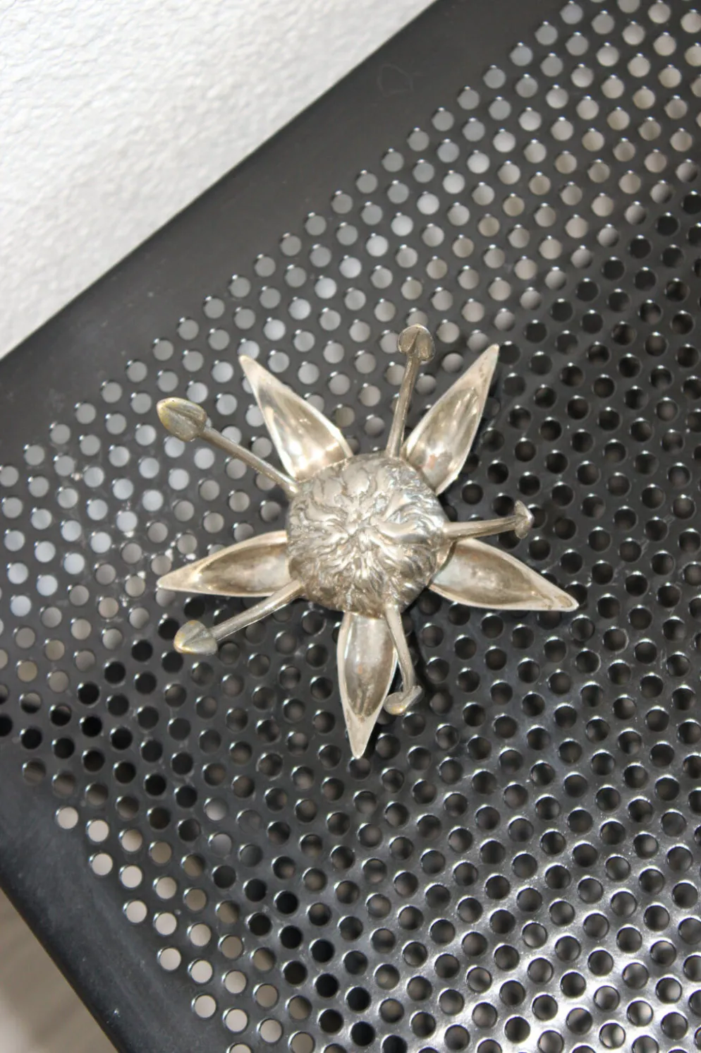 Cendrier fleur vintage en laiton
