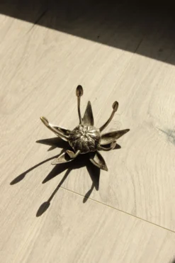 Cendrier fleur vintage en laiton