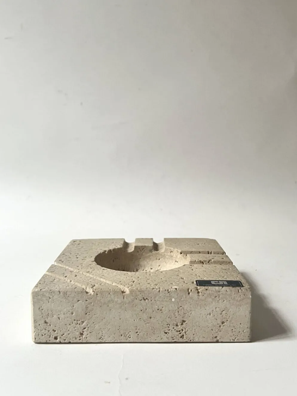 Cendrier italien en travertin sculpté Fratelli Manelli, design 1970