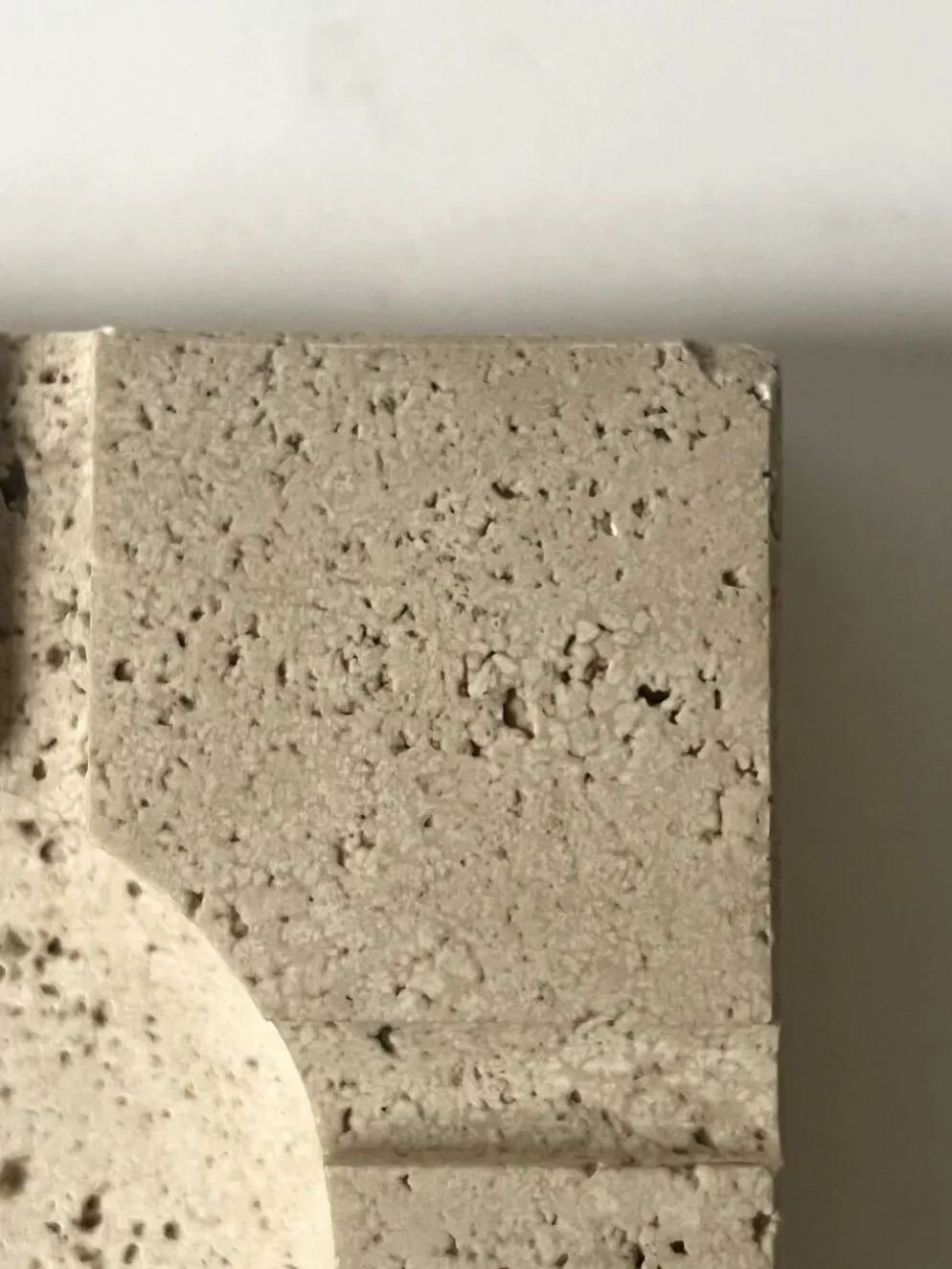 Cendrier italien en travertin sculpté Fratelli Manelli, design 1970