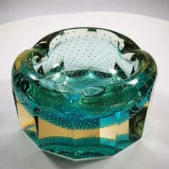 Cendrier multifacette en verre de Murano des années 1960 avec des bulles d'air.