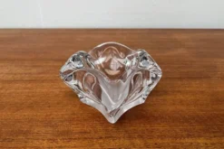 Cendrier ou bol en verre organiquement façonné de style milieu de siècle de Bayel Cristal de France, années 1960.