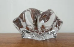 Cendrier ou bol en verre organiquement façonné de style milieu de siècle de Bayel Cristal de France, années 1960.