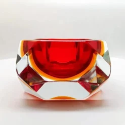 Cendrier ou vide-poches carré multifacette des années 1960 en verre de Murano par Flavio Poli pour Seguso. Fabriqué en Italie.