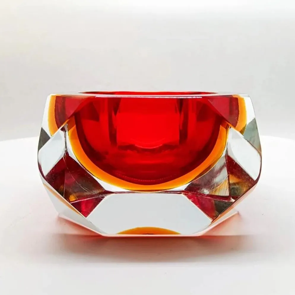 Cendrier ou vide-poches carré multifacette des années 1960 en verre de Murano par Flavio Poli pour Seguso. Fabriqué en Italie.