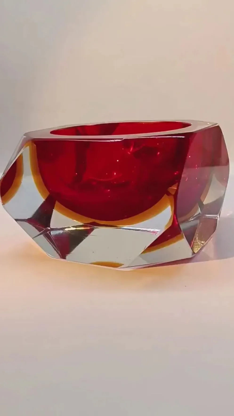 Cendrier ou vide-poches carré multifacette des années 1960 en verre de Murano par Flavio Poli pour Seguso. Fabriqué en Italie.