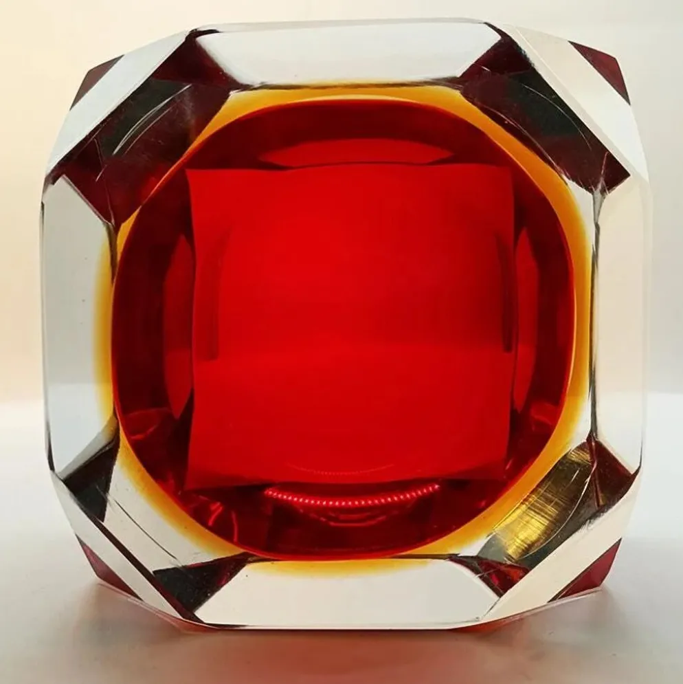 Cendrier ou vide-poches carré multifacette des années 1960 en verre de Murano par Flavio Poli pour Seguso. Fabriqué en Italie.