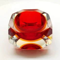 Cendrier ou vide-poches carré multifacette des années 1960 en verre de Murano par Flavio Poli pour Seguso. Fabriqué en Italie.