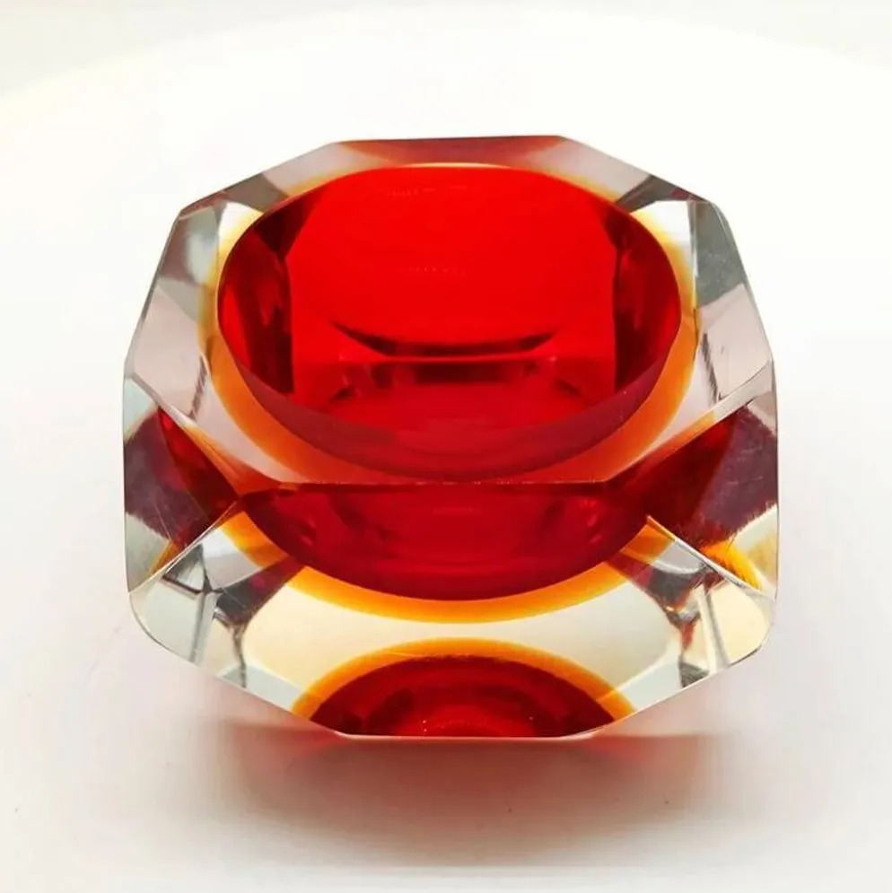 Cendrier ou vide-poches carré multifacette des années 1960 en verre de Murano par Flavio Poli pour Seguso. Fabriqué en Italie.