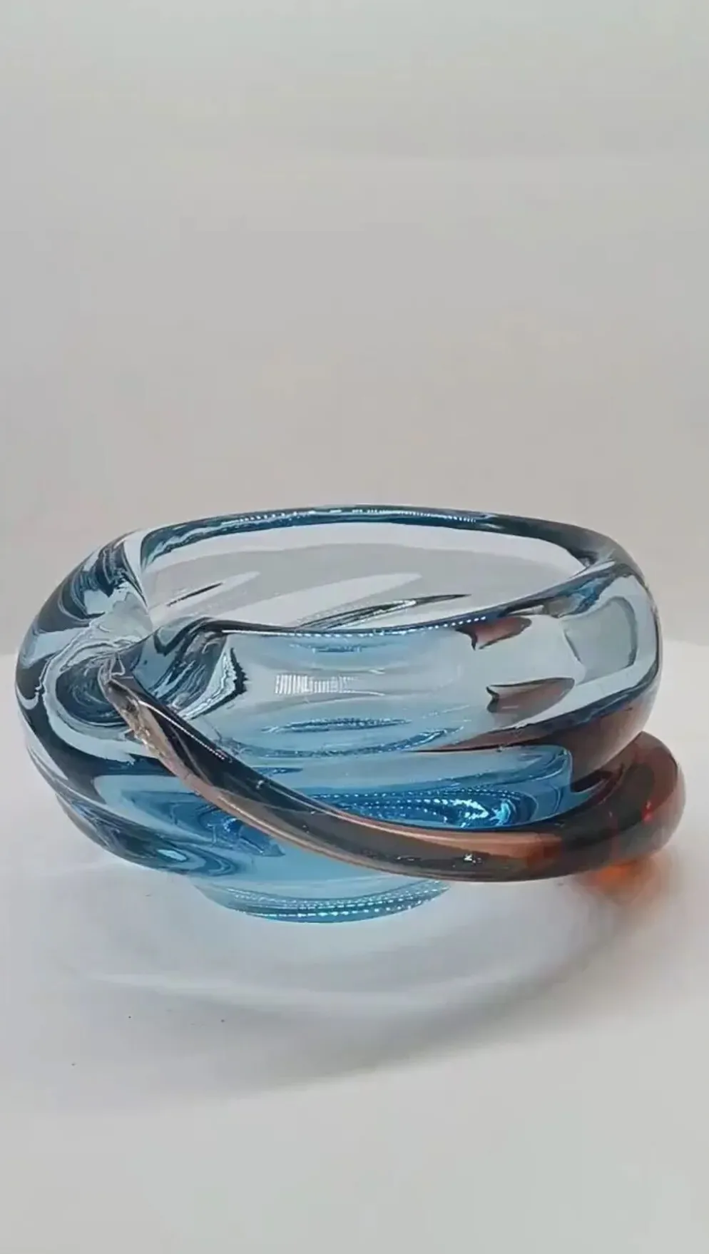 Cendrier ou vide-poches des années 1960 en verre soufflé et fait main de Murano. Fabriqué en Italie.
