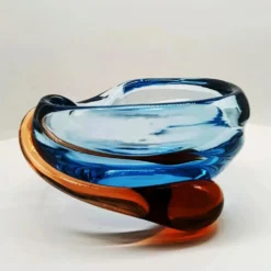 Cendrier ou vide-poches des années 1960 en verre soufflé et fait main de Murano. Fabriqué en Italie.