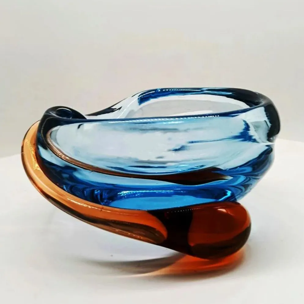 Cendrier ou vide-poches des années 1960 en verre soufflé et fait main de Murano. Fabriqué en Italie.