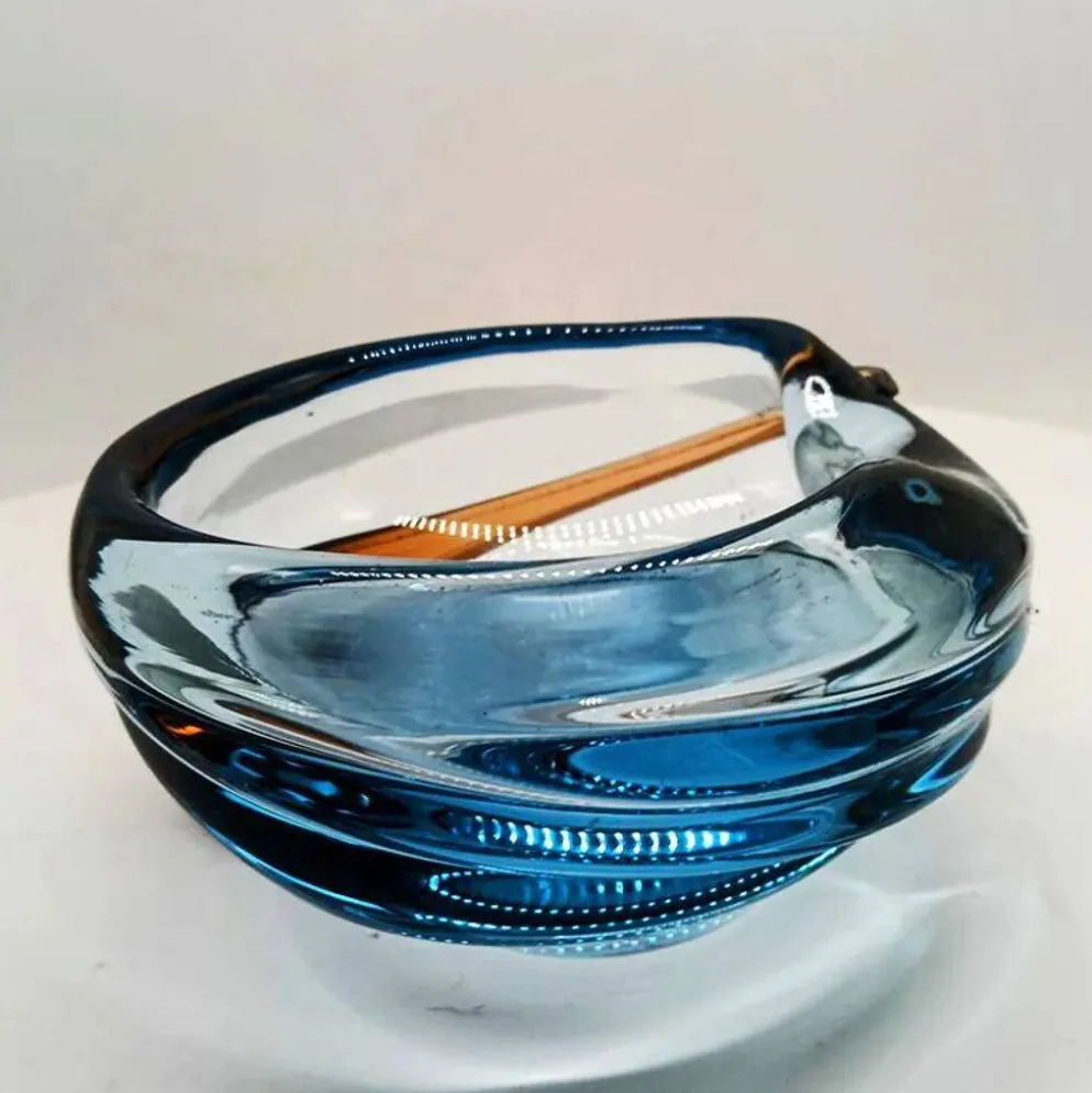 Cendrier ou vide-poches des années 1960 en verre soufflé et fait main de Murano. Fabriqué en Italie.