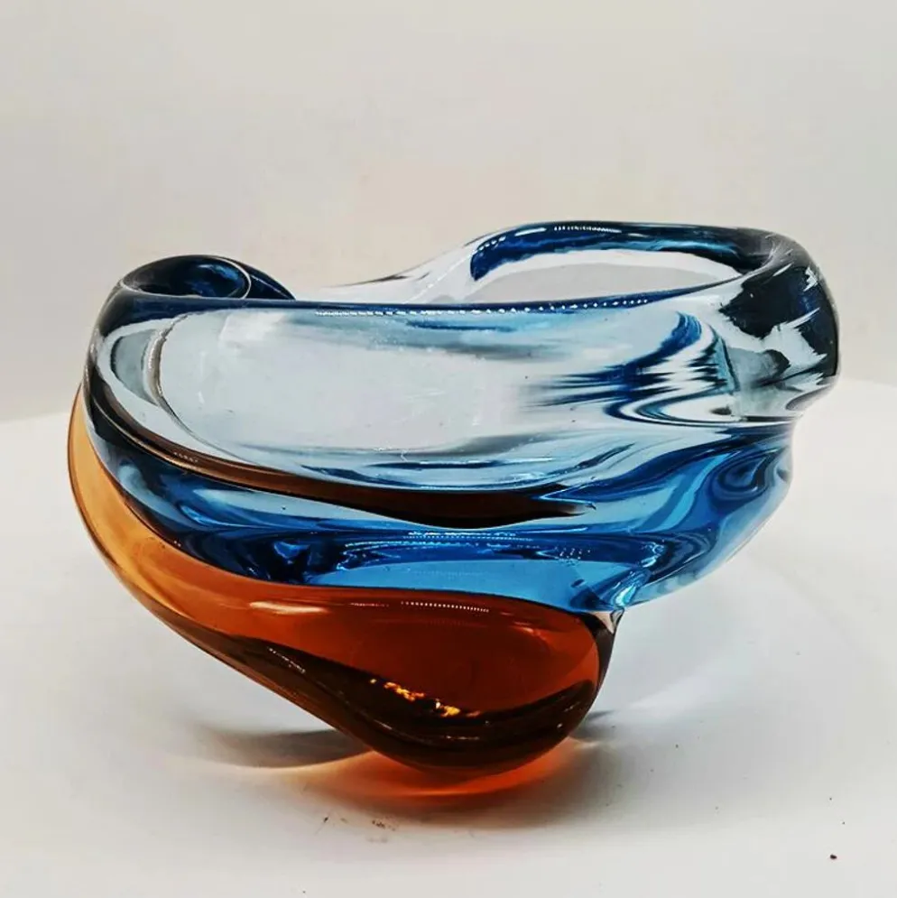 Cendrier ou vide-poches des années 1960 en verre soufflé et fait main de Murano. Fabriqué en Italie.